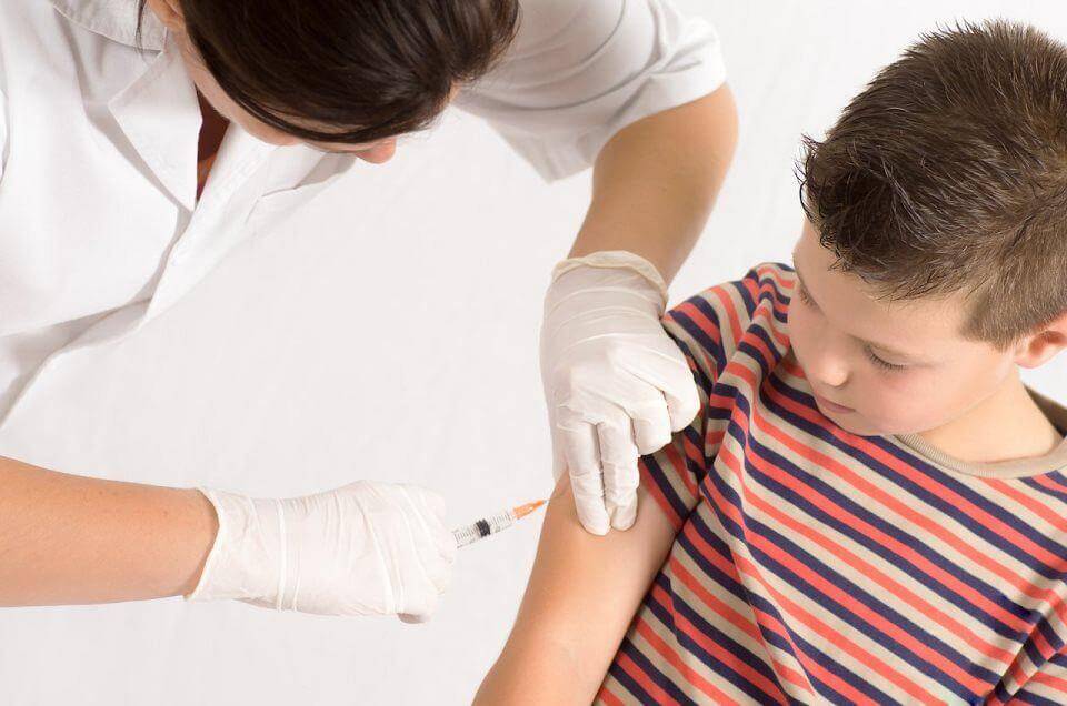 «Αλήθεια δεν φοβόμουν, αλλά είχα άγχος» - Η μαρτυρία του 10χρονου Βικτόρ που εμβολιάστηκε κατά του κορονοϊού