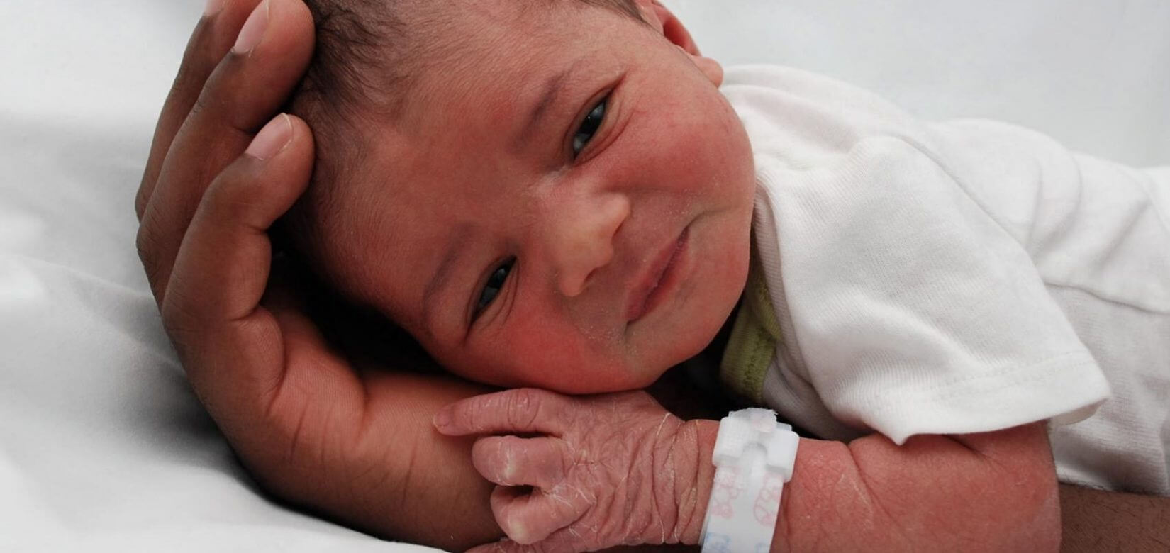 Πώς φαινόμαστε στα μάτια ενός νεογέννητου;