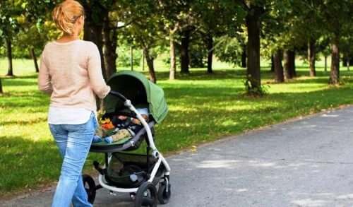 Πρώτη βόλτα με το νεογέννητο μωρό σας! Συμβουλές για σωστή προετοιμασία