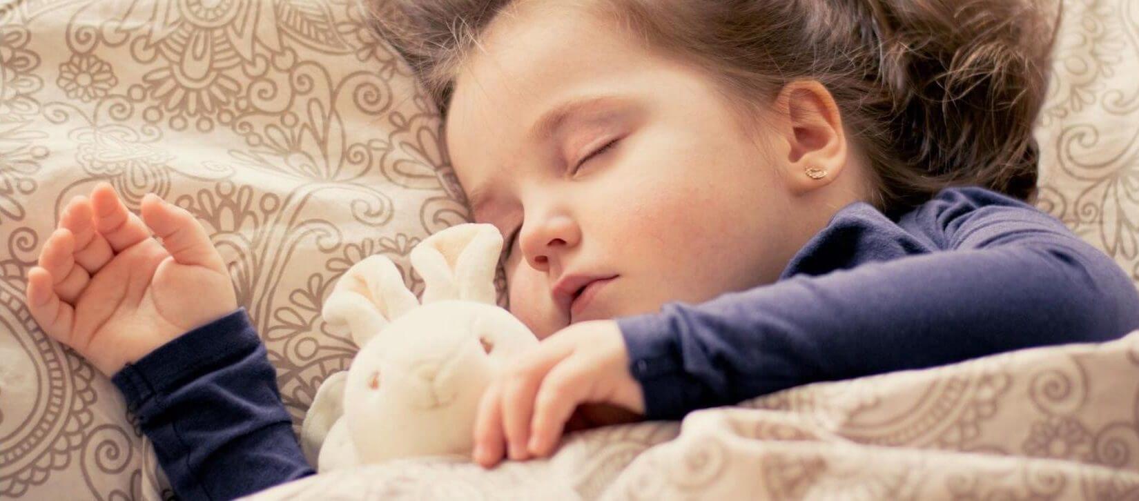 Q&A: Πώς να κοιμούνται τα μωρά: Μπρούμυτα ή πλάι;