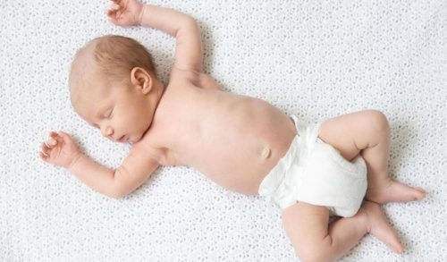 Ποια είναι η σωστή θέση για να κοιμάται το μωρό;