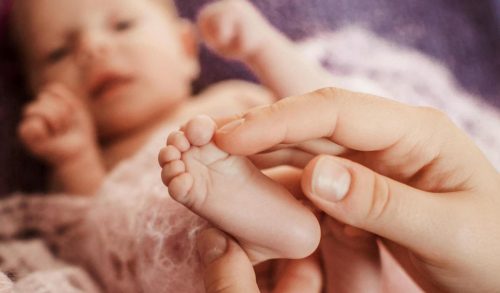 8 συνηθισμένα συμπτώματα στο μωρό μας  που μας αγχώνουν (αλλά δεν πρέπει!)