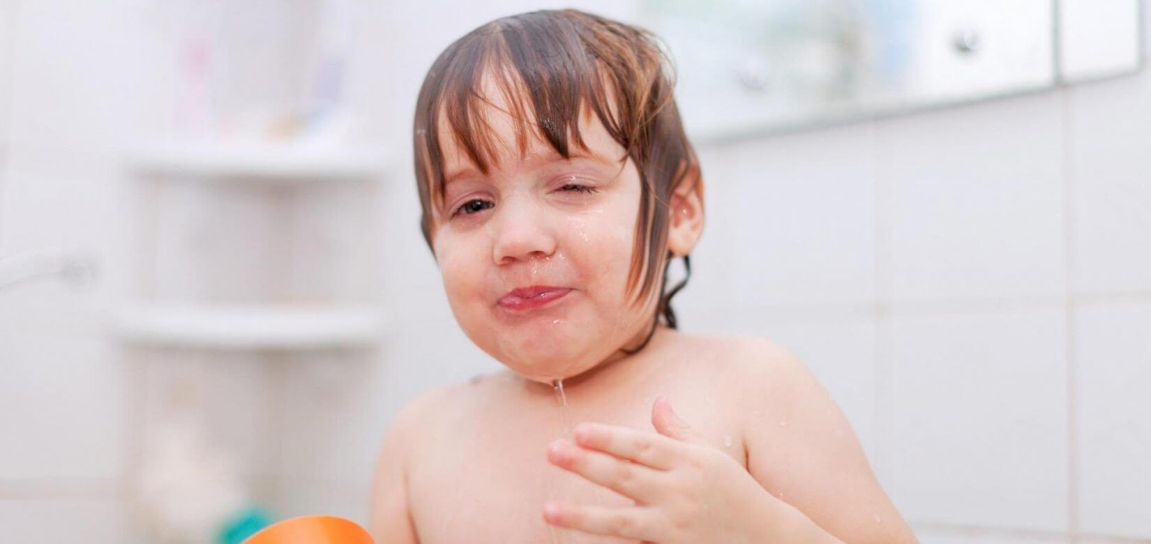 Είναι φυσιολογικό το παιδί μου να πίνει νερό από τη μπανιέρα;