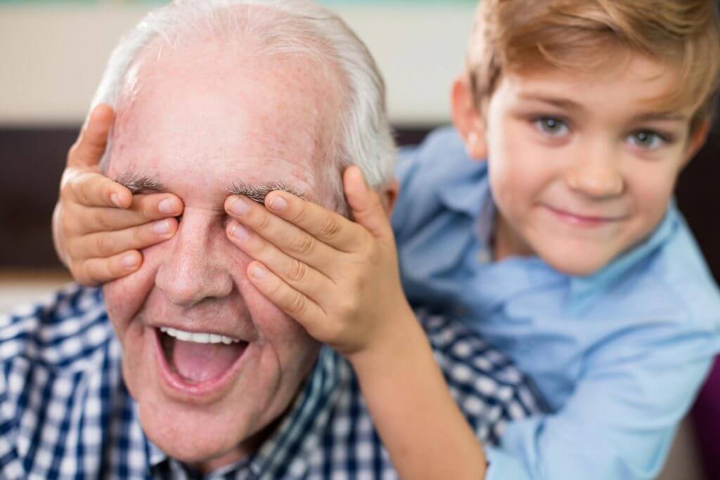 Όταν ο παππούς και η γιαγιά μεγαλώνουν τα παιδιά