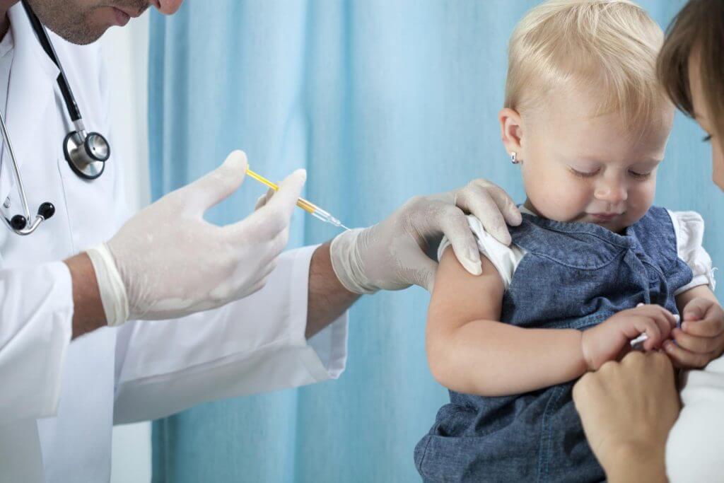 Κορονοϊός: Τι πρέπει να κάνετε αν το παιδί σας έχει συνάχι πριν τον εμβολιασμό - Οι παιδίατροι συμβουλεύουν