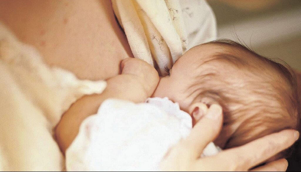 Πώς ο θηλασμός από μητέρες που νόσησαν θωρακίζουν τα βρέφη έναντι του κορονοϊού
