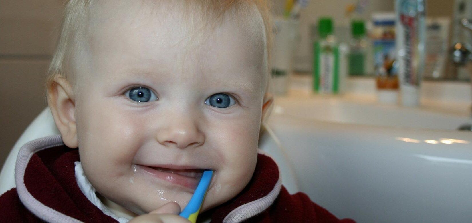 Πώς μπορώ να ξέρω αν το παιδί μου βουρτσίζει καλά τα δόντια του;