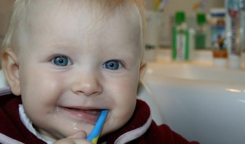Πώς μπορώ να ξέρω αν το παιδί μου βουρτσίζει καλά τα δόντια του;