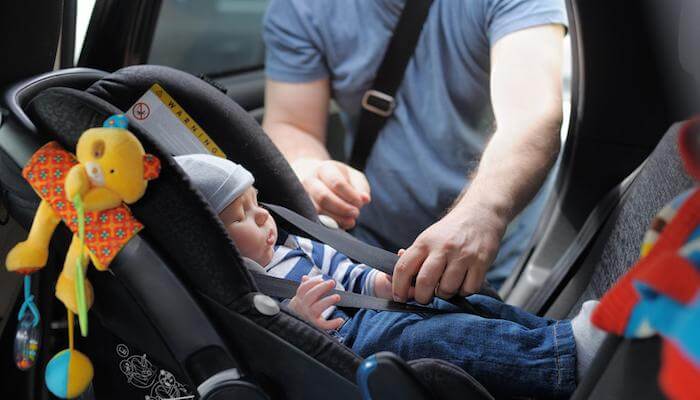 Q & A: "Είναι ασφαλές να κρατάω το μωρό μου αγκαλιά στο αυτοκίνητο ;"