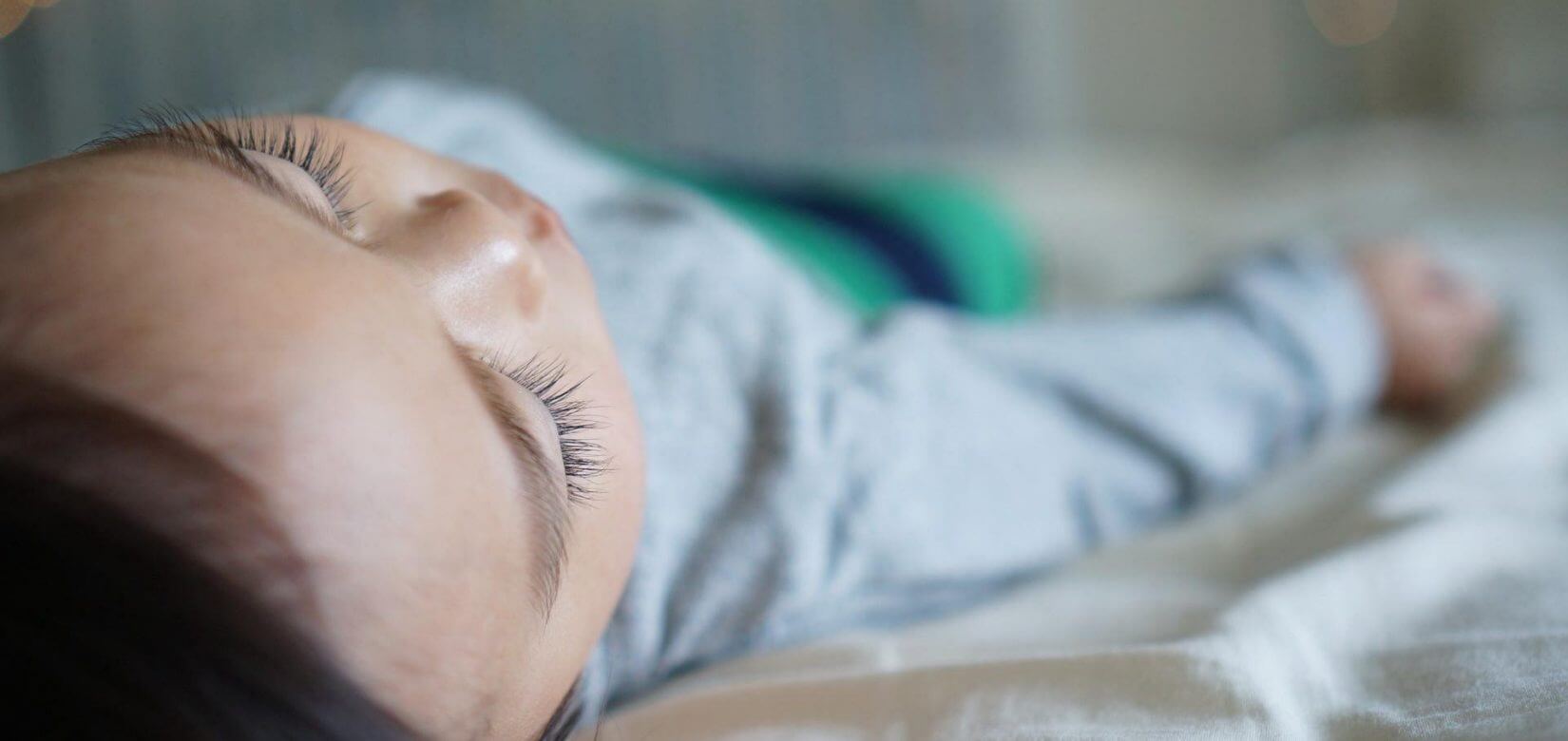5 βήματα για να βοηθήσω το παιδί μου να κοιμηθεί όταν έχει βουλωμένη μύτη;