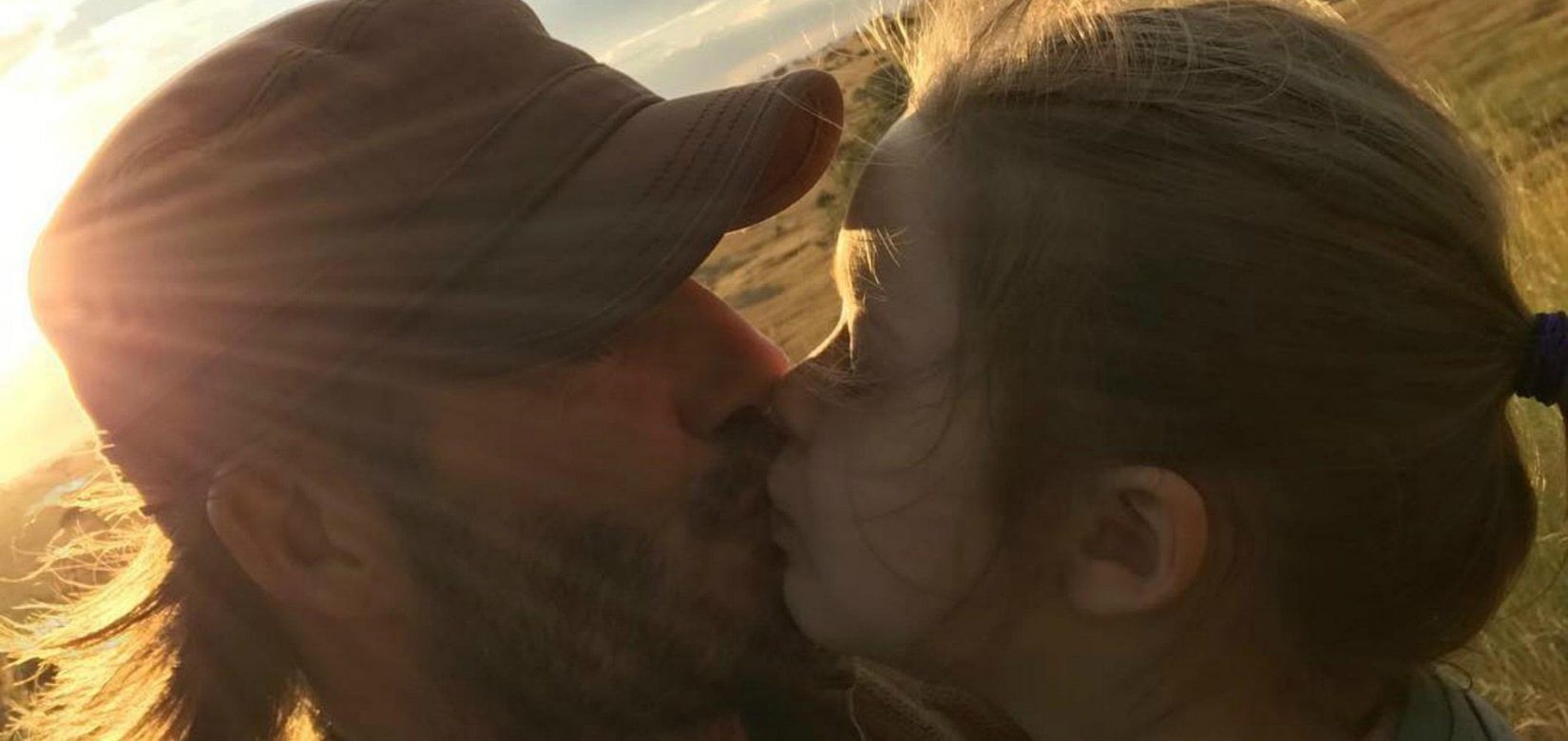 Επιτρέπεται να φιλάμε τα παιδιά μας στο στόμα; Τί μας είπαν οι ειδικοί;