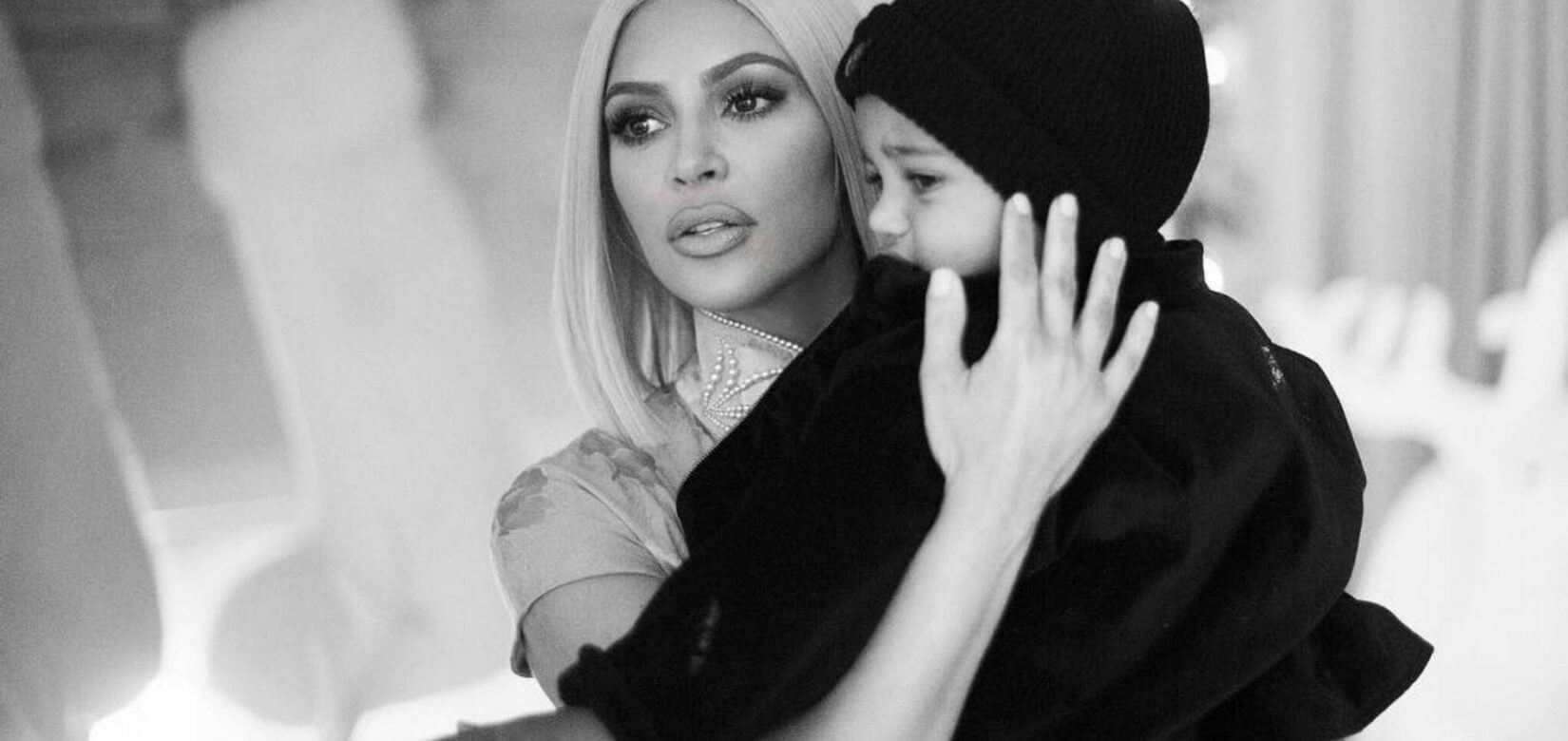 Kim Kardashian: Αυτή είναι η πρώτη φωτο του μωρού της από παρένθετη μητέρα!