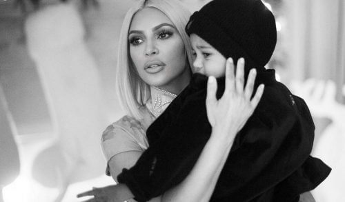 Kim Kardashian: Αυτή είναι η πρώτη φωτο του μωρού της από παρένθετη μητέρα!