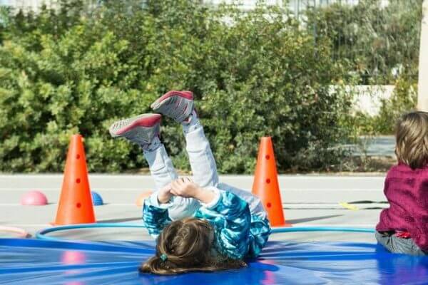 &Tau;&omicron; &pi;&alpha;&iota;&delta;ί &sigma;&tau;&eta;&nu; &pi;ό&lambda;&eta;: &omicron;&iota; &delta;&rho;&alpha;&sigma;&tau;&eta;&rho;&iota;ό&tau;&eta;&tau;&epsilon;&sigmaf; &tau;&omicron;&upsilon; &Sigma;&alpha;&beta;&beta;&alpha;&tau;&omicron;&kappa;ύ&rho;&iota;&alpha;&kappa;&omicron;&upsilon; &sigma;&tau;&eta;&nu; &Alpha;&theta;ή&nu;&alpha; &gamma;&iota;&alpha; &tau;&eta;&nu; &omicron;&iota;&kappa;&omicron;&gamma;έ&nu;&epsilon;&iota;&alpha;
