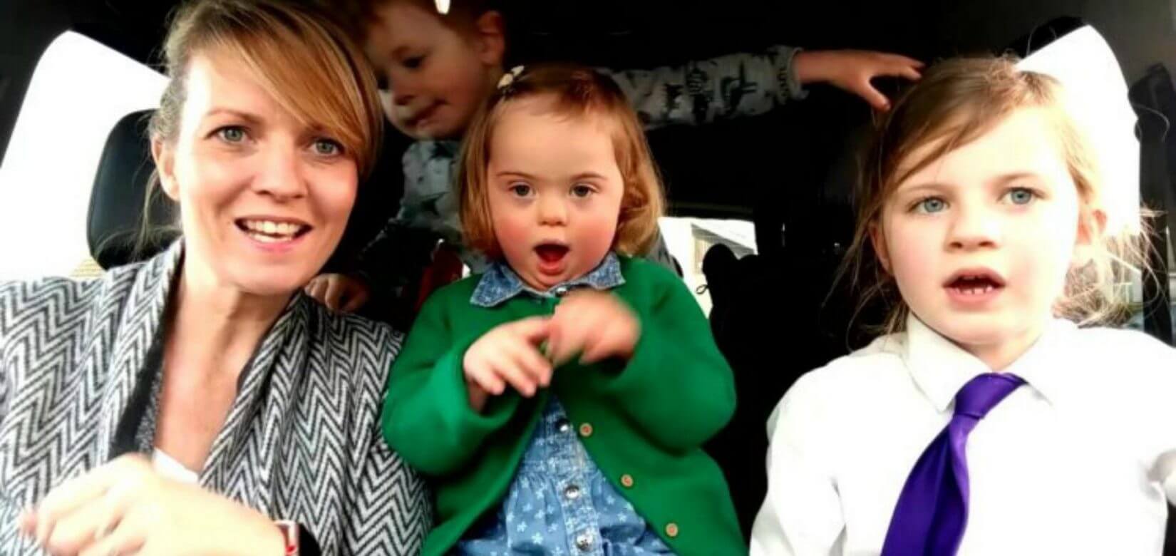 Παιδιά με Σύνδρομο Down και οι μαμάδες τους σε ένα Carpool Karaoke που συγκινεί (video)