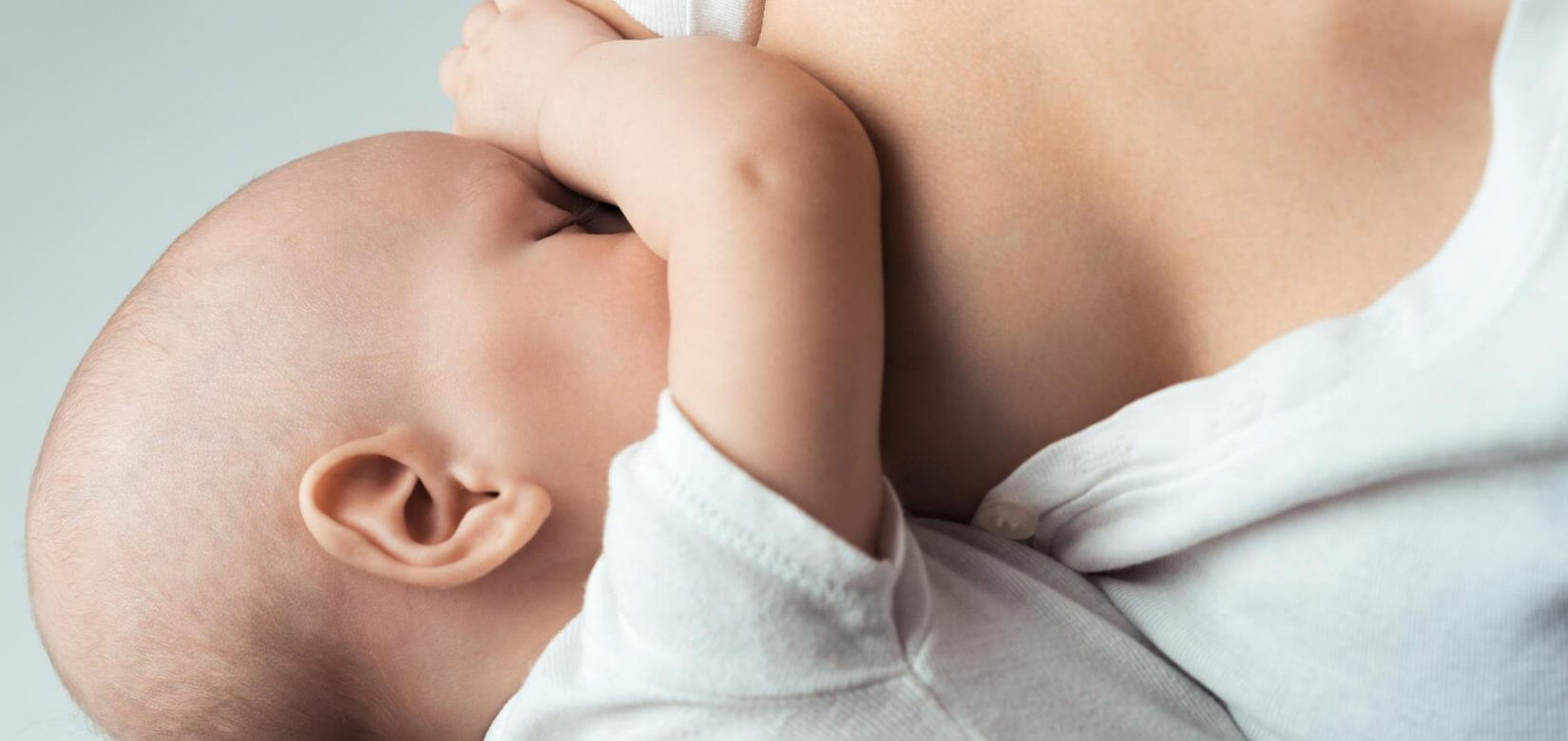 Πόσο γάλα παράγει η μαμά και πόσο χρειάζεται το νεογέννητο;