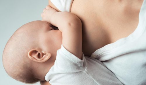 Πόσο γάλα παράγει η μαμά και πόσο χρειάζεται το νεογέννητο;
