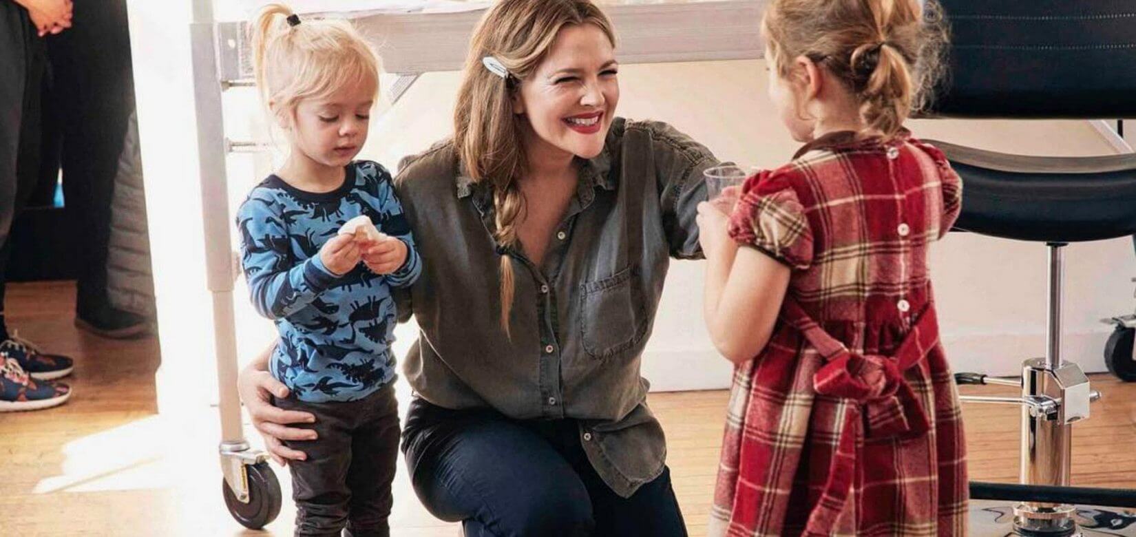 Drew Barrymore: «Μην κάνετε ποτέ τα παιδιά σας να νιώσουν ότι σας στερούνται λόγω της δουλειάς σας»