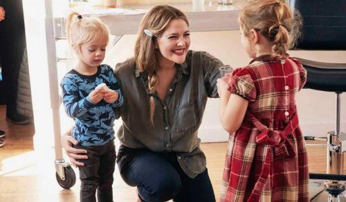 Drew Barrymore: «Μην κάνετε ποτέ τα παιδιά σας να νιώσουν ότι σας στερούνται λόγω της δουλειάς σας»