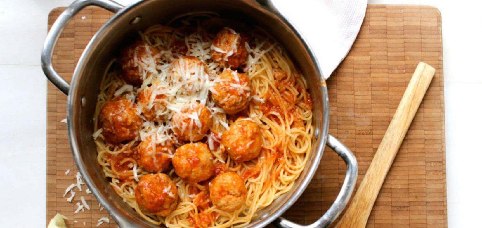 Μακαρόνια με κεφτεδάκια γαλοπούλας και κρυμμένα σπαράγγια!