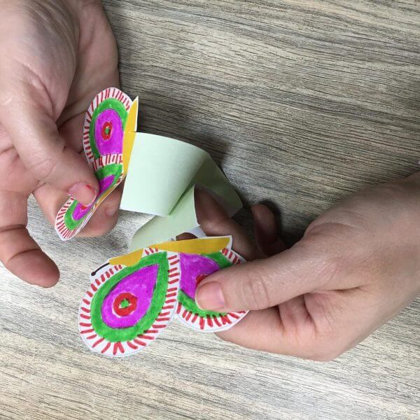 Πώς θα φτιάξτε εύκολα,  πολύχρωμα ανοιξιάτικα βραχιολάκια από χαρτί!