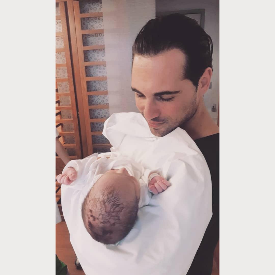 Άνθιμος Ανανιάδης: κρατάει για πρώτη φορά τον γιο του στην αγκαλιά του! (φωτο)