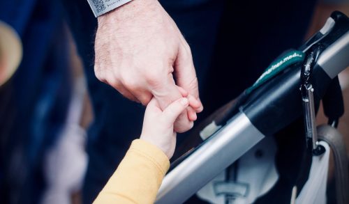 Νέο νομοσχέδιο επιτρέπει στα ομόφυλα ζευγάρια την αναδοχή παιδιών!