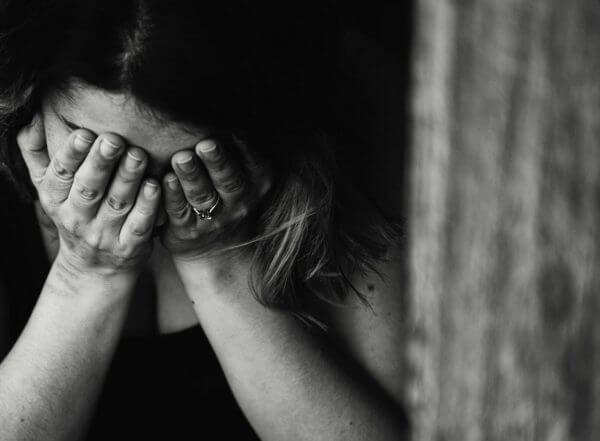 Επιλόχεια κατάθλιψη: 7+1 συμπτώματα που δεν πρέπει να αγνοήσετε