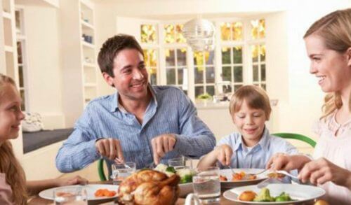 4 επιστημονικά αποδεδειγμένα οφέλη για τα παιδιά, όταν τρώτε σαν οικογένεια!