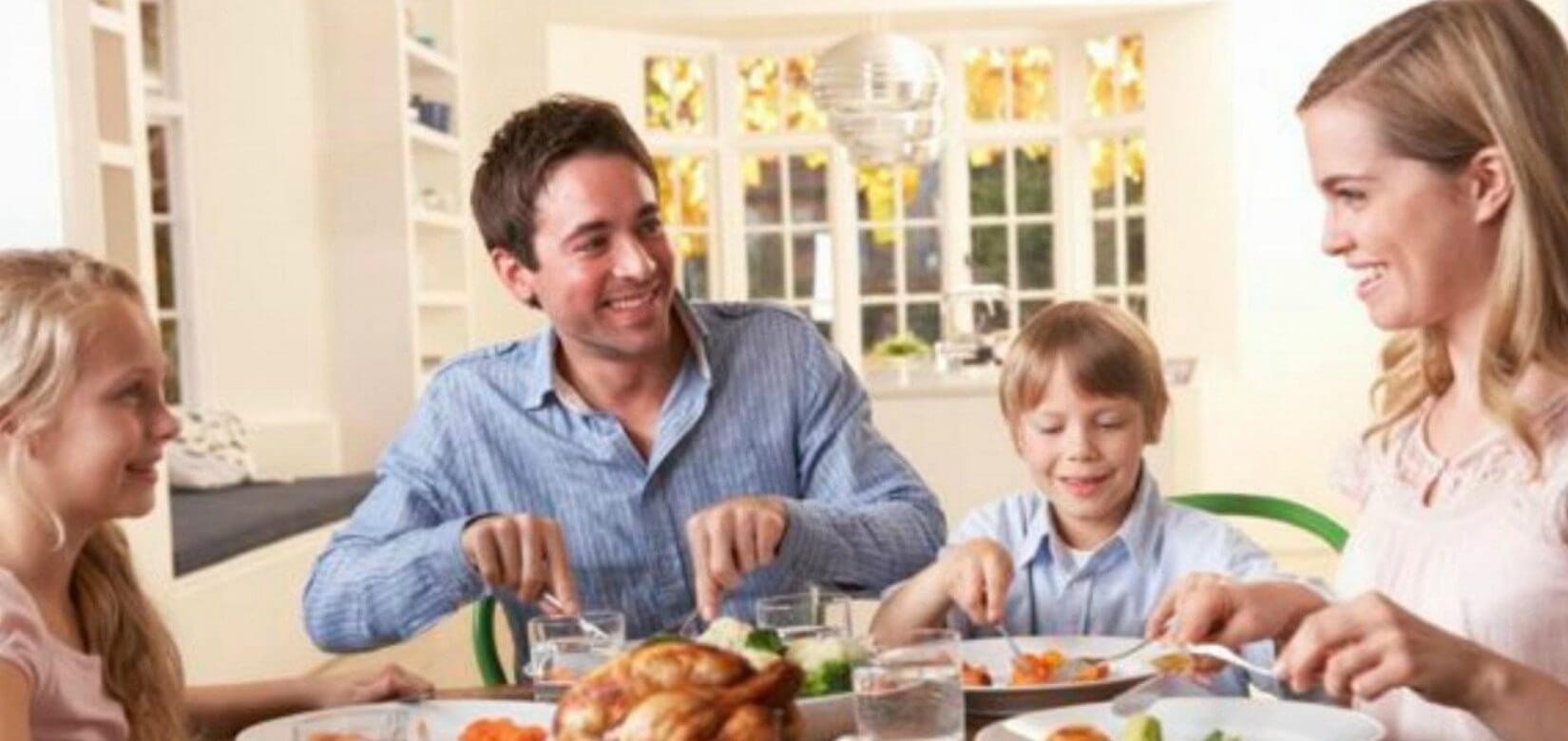 4 επιστημονικά αποδεδειγμένα οφέλη για τα παιδιά, όταν τρώτε σαν οικογένεια!