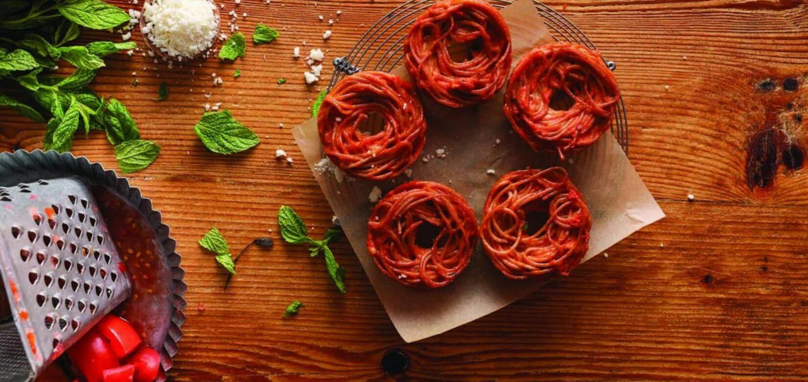 Spaghetti donuts:.. ή αλλιώς donuts με μακαρόνια! Ναι, υπάρχουν και είναι πεντανόστιμα!