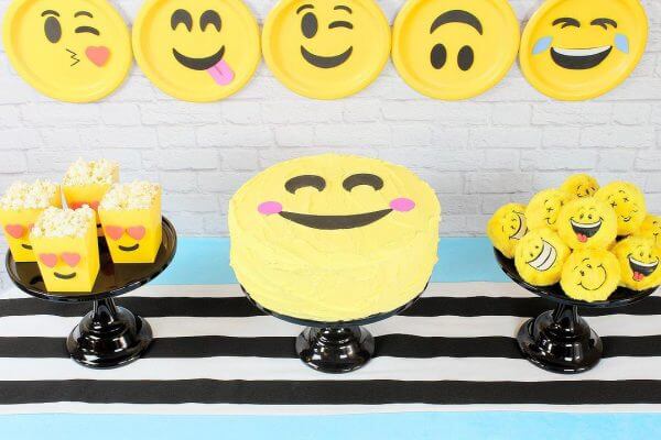 Emoji:  &Sigma;&kappa;&epsilon;&phi;&tau;ή&kappa;&alpha;&tau;&epsilon; &pi;&omicron;&tau;έ &pi;ώ&sigmaf; &theta;&alpha; &mu;&pi;&omicron;&rho;&omicron;ύ&sigma;&epsilon; &nu;&alpha; &epsilon;ί&nu;&alpha;&iota; έ&nu;&alpha; &pi;&alpha;&iota;&delta;&iota;&kappa;ό &pi;ά&rho;&tau;&iota; &mu;&epsilon; &alpha;&upsilon;&tau;έ&sigmaf; &tau;&iota;&sigmaf; &phi;&alpha;&tau;&sigma;&omicron;ύ&lambda;&epsilon;&sigmaf;; (&phi;&omega;&tau;&omicron;)
