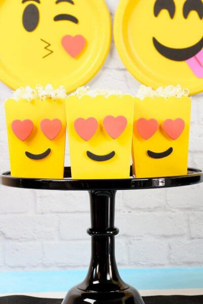 Emoji:  &Sigma;&kappa;&epsilon;&phi;&tau;ή&kappa;&alpha;&tau;&epsilon; &pi;&omicron;&tau;έ &pi;ώ&sigmaf; &theta;&alpha; &mu;&pi;&omicron;&rho;&omicron;ύ&sigma;&epsilon; &nu;&alpha; &epsilon;ί&nu;&alpha;&iota; έ&nu;&alpha; &pi;&alpha;&iota;&delta;&iota;&kappa;ό &pi;ά&rho;&tau;&iota; &mu;&epsilon; &alpha;&upsilon;&tau;έ&sigmaf; &tau;&iota;&sigmaf; &phi;&alpha;&tau;&sigma;&omicron;ύ&lambda;&epsilon;&sigmaf;; (&phi;&omega;&tau;&omicron;)