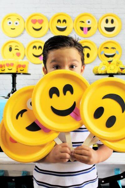 Emoji:  &Sigma;&kappa;&epsilon;&phi;&tau;ή&kappa;&alpha;&tau;&epsilon; &pi;&omicron;&tau;έ &pi;ώ&sigmaf; &theta;&alpha; &mu;&pi;&omicron;&rho;&omicron;ύ&sigma;&epsilon; &nu;&alpha; &epsilon;ί&nu;&alpha;&iota; έ&nu;&alpha; &pi;&alpha;&iota;&delta;&iota;&kappa;ό &pi;ά&rho;&tau;&iota; &mu;&epsilon; &alpha;&upsilon;&tau;έ&sigmaf; &tau;&iota;&sigmaf; &phi;&alpha;&tau;&sigma;&omicron;ύ&lambda;&epsilon;&sigmaf;; (&phi;&omega;&tau;&omicron;)