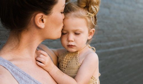 Γιορτή της Μητέρας: 7 μαμάδες αποκαλύπτουν τι τους δίδαξε η μητρότητα