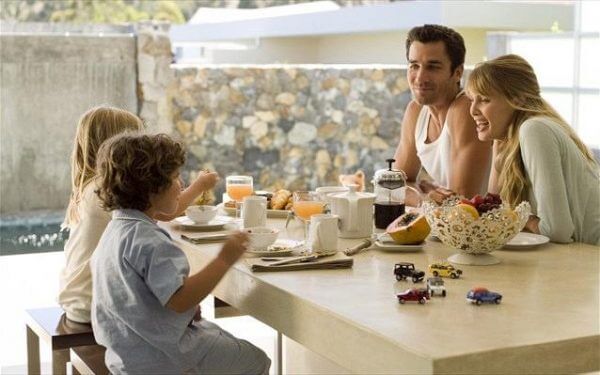 4 επιστημονικά αποδεδειγμένα οφέλη για τα παιδιά, όταν τρώτε σαν οικογένεια!