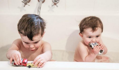 Πόσο ασφαλές είναι να κοινοποιούμε γυμνές φωτογραφίες των παιδιών μας την ώρα του μπάνιου;