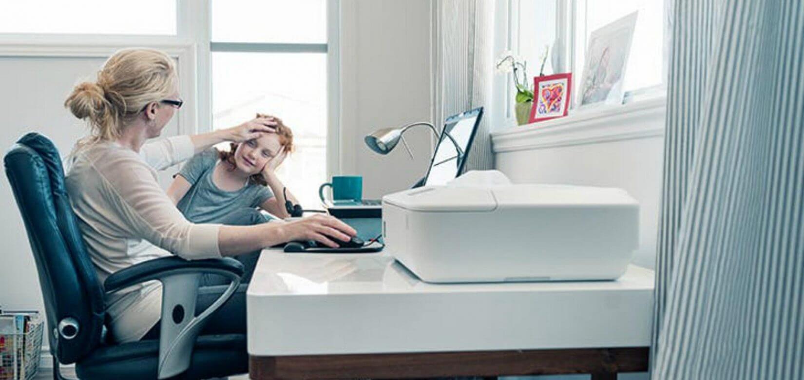 Γιατί τα παιδιά αντιδρούν όταν δουλεύετε στο σπίτι και τι πρέπει να κάνετε;