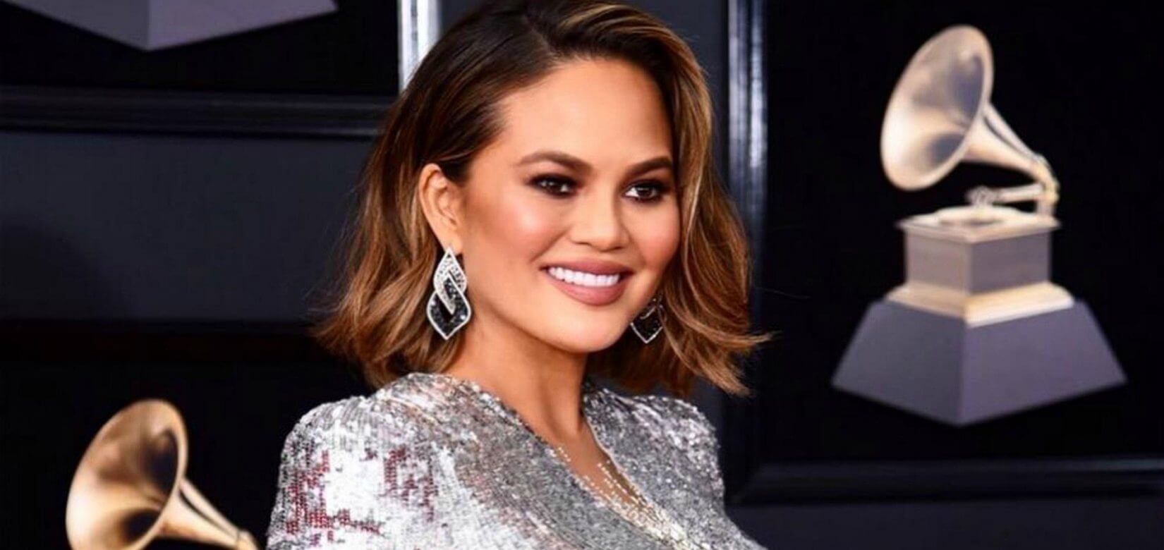 Chrissy Teigen: Φωτογραφίζεται καθώς βγάζει γάλα από το στήθος της & "προκαλεί" το Instagram !