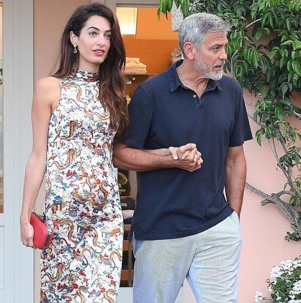Amal Clooney: &Eta; &phi;&omega;&tau;&omicron;&gamma;&rho;&alpha;&phi;ί&alpha; &pi;&omicron;&upsilon; &pi;&upsilon;&rho;&omicron;&delta;ό&tau;&eta;&sigma;&epsilon; &tau;&iota;&sigmaf; &phi;ή&mu;&epsilon;&sigmaf; &gamma;&iota;&alpha; 2&eta; &epsilon;&gamma;&kappa;&upsilon;&mu;&omicron;&sigma;ύ&nu;&eta;!