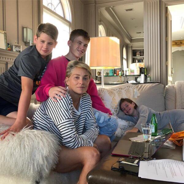 Sharon Stone: Χαλαρή, άβαφη και cool με τους γιους της στον καναπέ! (φωτο)