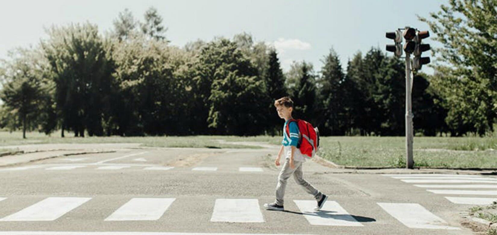 Έρευνα: Πότε είναι ένα παιδί έτοιμο να διασχίζει μόνο του το δρόμο;