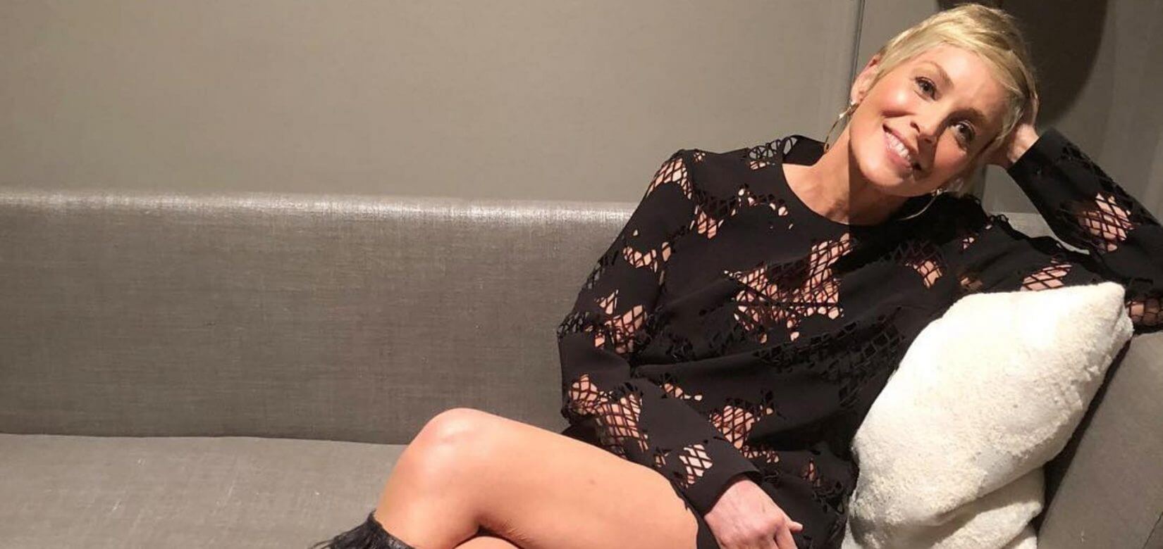 Sharon Stone: Χαλαρή, άβαφη και cool με τους γιους της στον καναπέ! (φωτο)