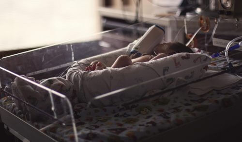 Διασωληνώθηκε μωρό 4 μηνών που νοσεί με κορονοϊό στο Ιπποκράτειο της Θεσσαλονίκης