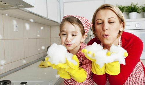 Πώς θα πείσετε τα παιδιά σας να σας βοηθούν στις δουλειές του σπιτιού;