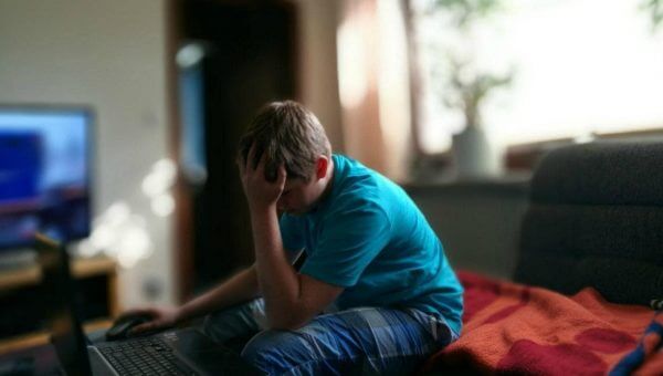 Αυτοκτονία 15χρονου: Τι προβλέπει ο νόμος για το bullying και πώς πρέπει να συμπεριφέρονται οι γονείς;