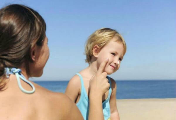 Ηλιοθεραπεία: Τι μπορεί να πάθει ένα παιδί από την αλόγιστη έκθεση στον ήλιο;
