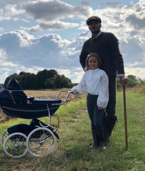 Victoria Beckham: &Eta; &kappa;ό&rho;&eta; &tau;&eta;&sigmaf;, Harper, &kappa;&omicron;&upsilon;&rho;&epsilon;ύ&tau;&eta;&kappa;&epsilon; &sigma;&alpha;&nu; &tau;&eta; &mu;&alpha;&mu;ά &tau;&eta;&sigmaf; &kappa;&alpha;&iota; έ&gamma;&iota;&nu;&epsilon; &mu;ί&alpha; baby Posh!