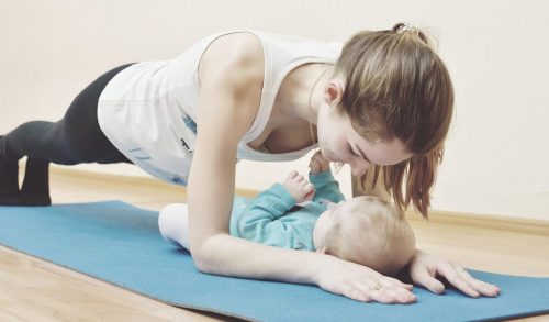 6+1 υγιεινοί τρόποι για να επαναφέρετε το σώμα σας μετά τη γέννα