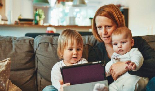 Έρευνα: Τελικά είναι πιο δύσκολο για τους γονείς να παραμένουν στο σπίτι με τα παιδιά ή να εργάζονται;